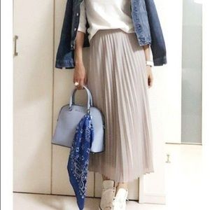 UNIQLO light grey pleated skirt